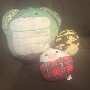 There are three different squish plushy and cow, lizard and snake